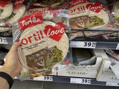 Balení tortill v rukou