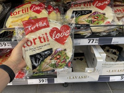 Balení tortill v rukou