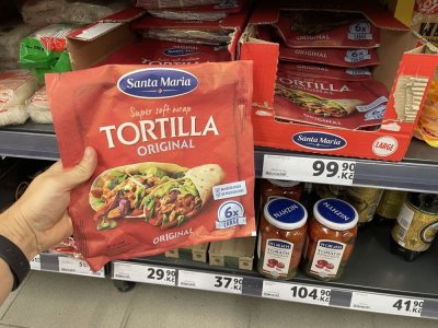 Balení tortill v rukou
