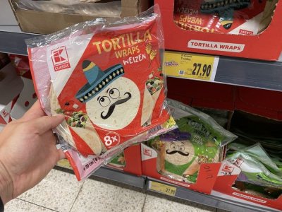 Balení tortill v rukou