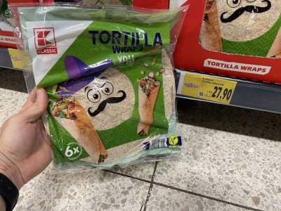 Balení tortill v rukou