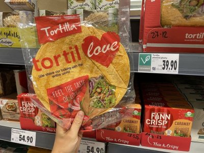 Balení tortill v rukou