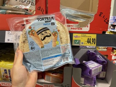 Balení tortill v rukou
