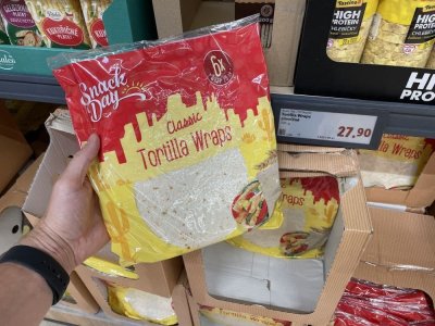Balení tortill v rukou