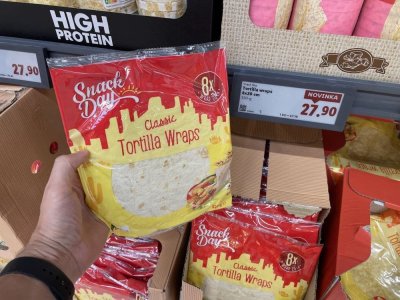 Balení tortill v rukou