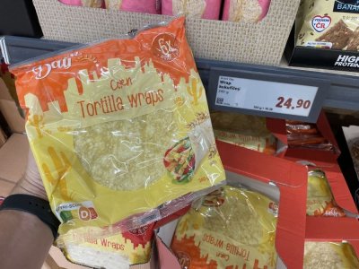 Balení tortill v rukou