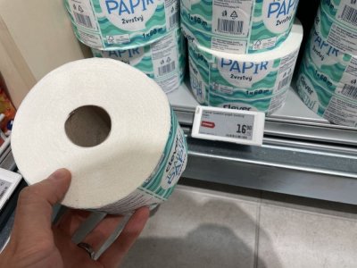 Toaletní papír v rukou