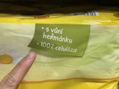 Balení toaletního papíru v obchodě