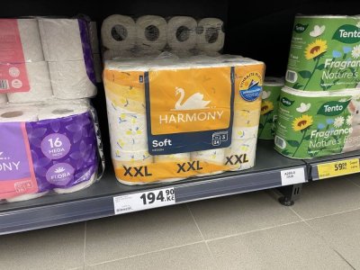 Balení toaletního papíru v obchodě