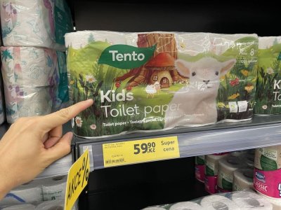 Balení toaletního papíru v obchodě