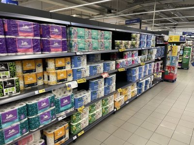 Balení toaletních papírů v obchodě