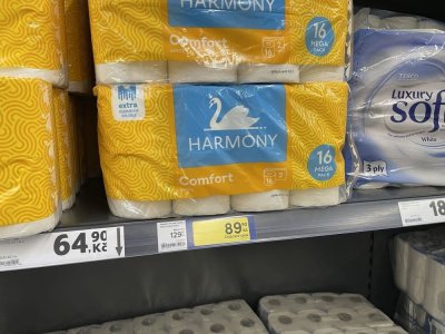 Balení toaletního papíru v obchodě