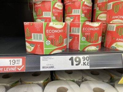 Balení toaletního papíru v obchodě