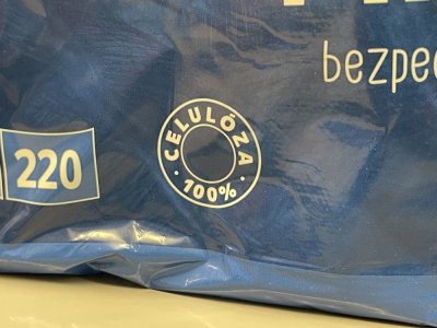 Balení toaletního papíru v obchodě