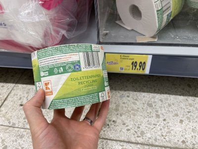 Toaletní papír v rukou