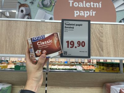 Toaletní papír v rukou