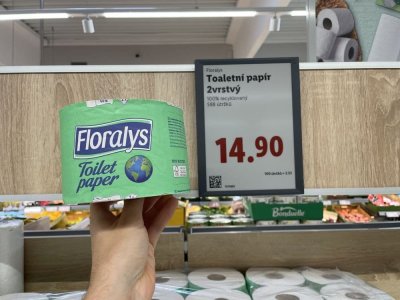 Toaletní papír v rukou