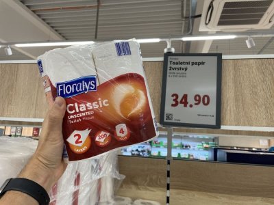 Toaletní papír v rukou