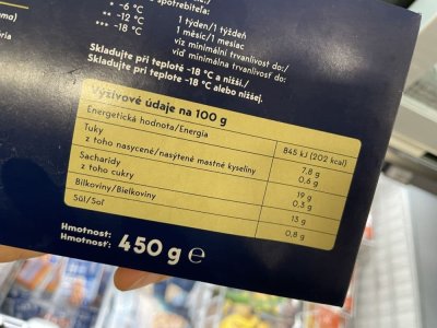Etiketa na obalu rybích prstů