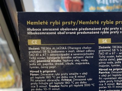 Etiketa na obalu rybích prstů