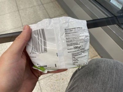 Balená mozzarella v rukou