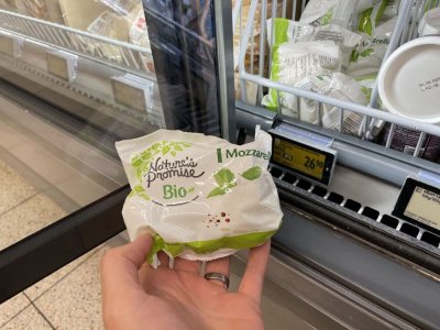 Balená mozzarella v rukou
