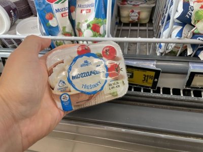 Balená mozzarella v rukou