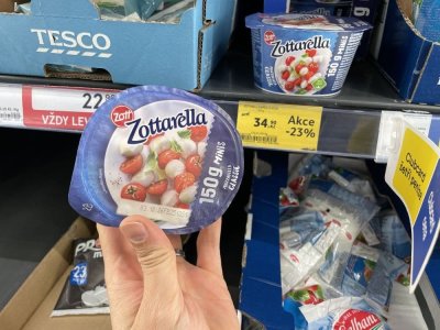 Balená mozzarella v rukou