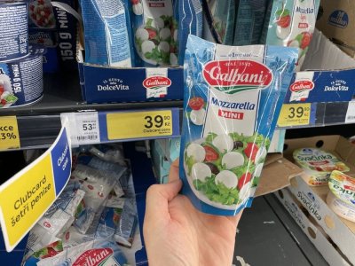 Balená mozzarella v rukou