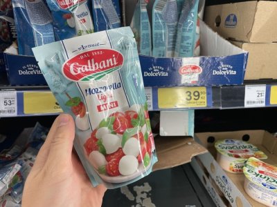 Balená mozzarella v rukou