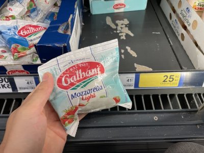 Balená mozzarella v rukou