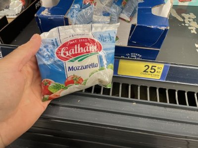 Balená mozzarella v rukou