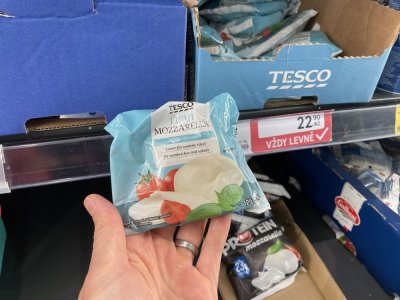 Balená mozzarella v rukou