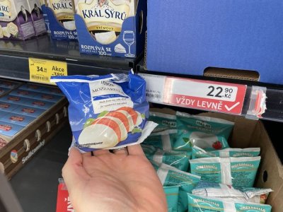 Balená mozzarella v rukou