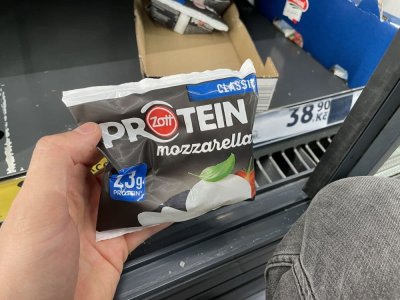 Balená mozzarella v rukou