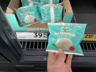 Balená mozzarella v rukou