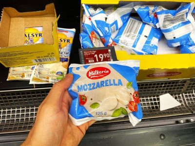 Balená mozzarella v rukou