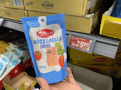 Balená mozzarella v rukou