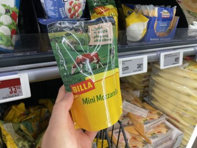 Balená mozzarella v rukou