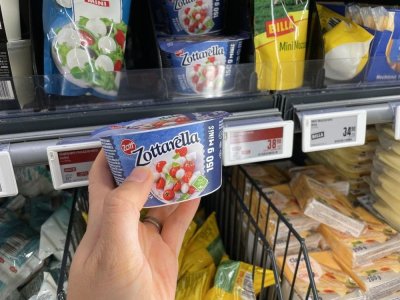 Balená mozzarella v rukou