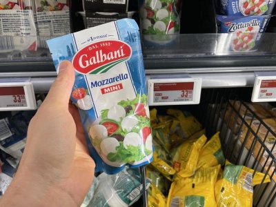 Balená mozzarella v rukou