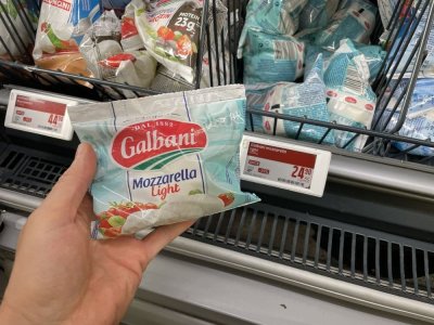 Balená mozzarella v rukou