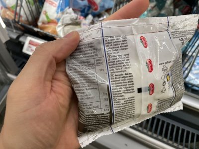 Balená mozzarella v rukou