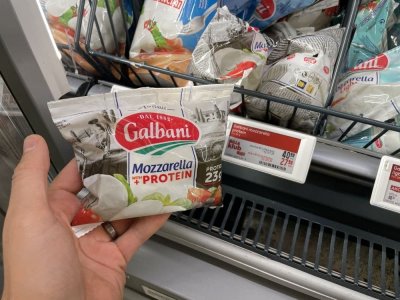 Balená mozzarella v rukou