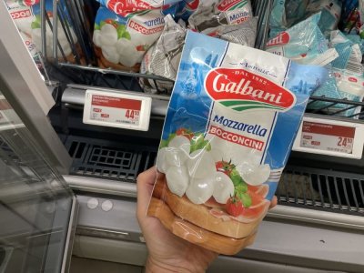 Balená mozzarella v rukou