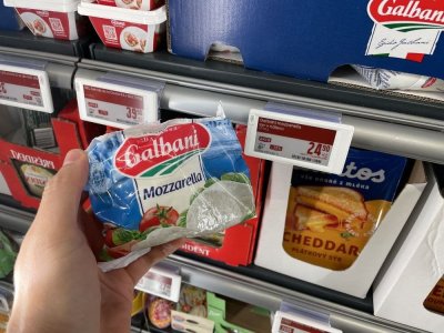 Balená mozzarella v rukou