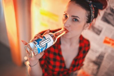 Mladá žena pije limonádu Baťovka