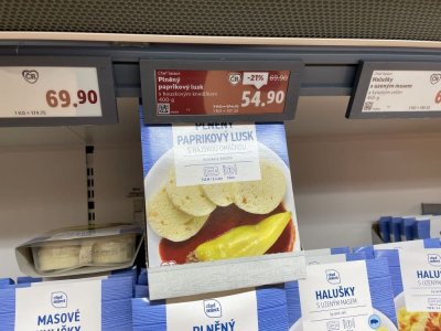 Plněný paprikový lusk s knedlíkem v supermarketu