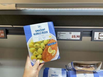 Smažený kuřecí řízek v supermarketu