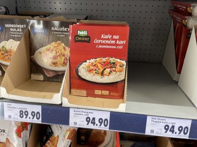 Kuře na červeném kari v supermarketu